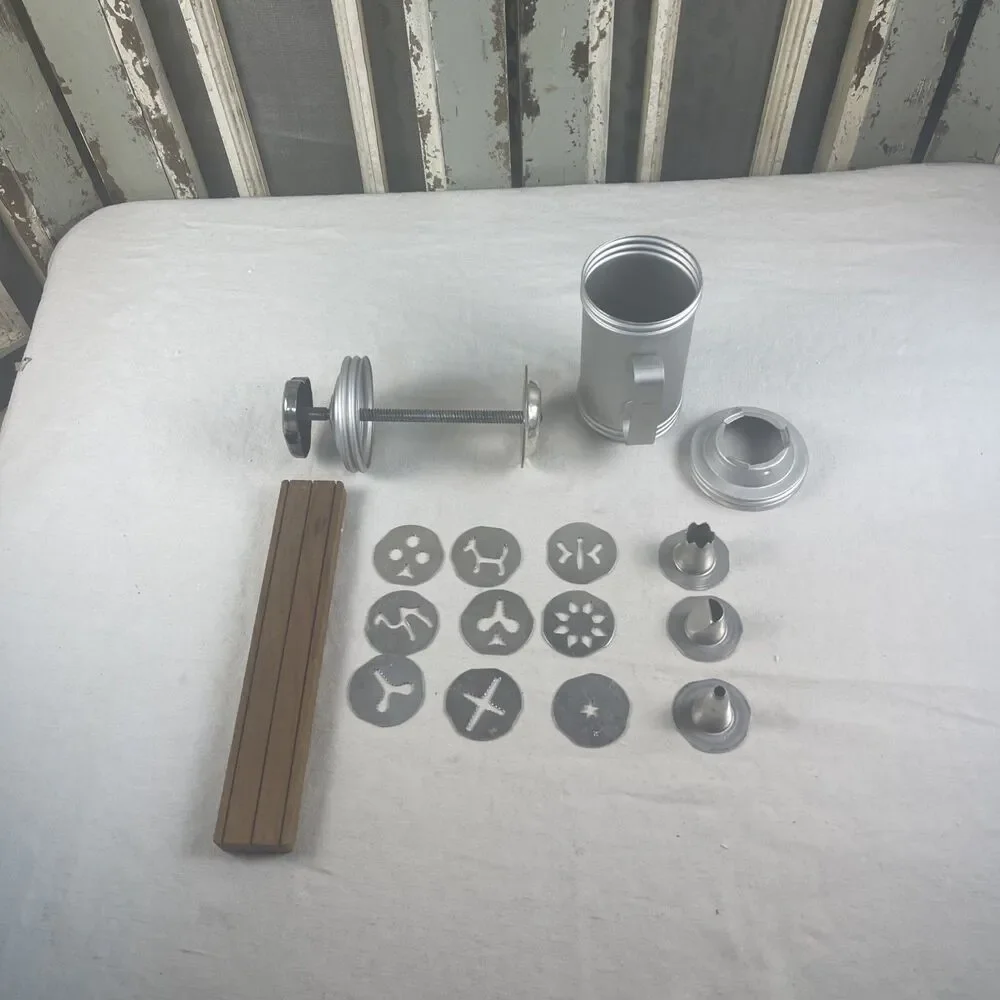 Vintage Mirro Cookie Pastry Press Set w/9 Discs 3 Tips Wooden Stand USA